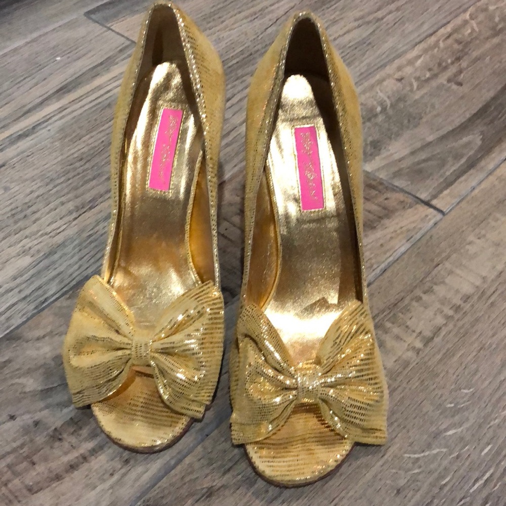 Gold with large bow wedges